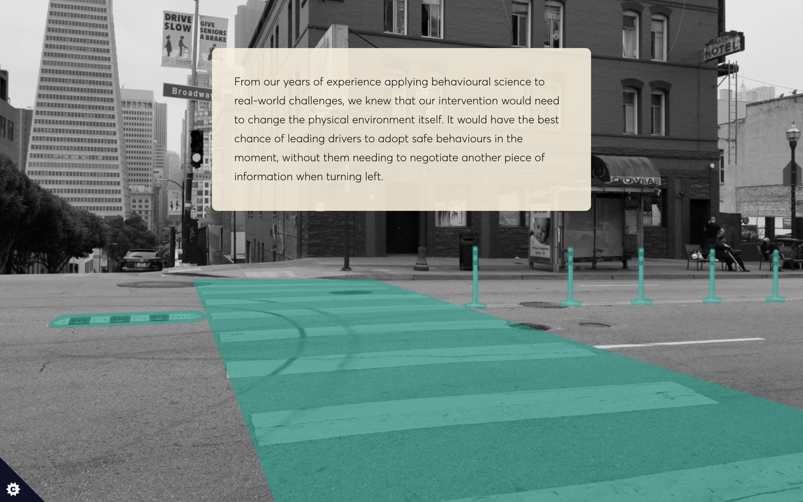 Cruce de calles en San Francisco en blanco y negro, con el nuevo paso peatonal y los bolardos resaltados en verde, y un recuadro de texto que explica la intervención.